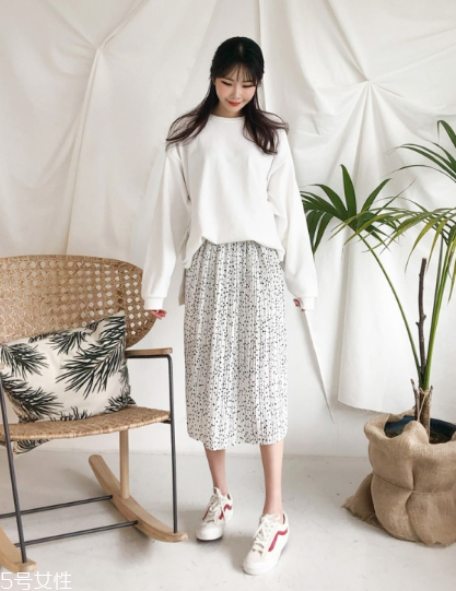 波點(diǎn)裙搭配什么上衣？復(fù)古混搭風(fēng)女王