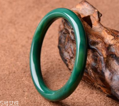 綠水晶手鐲應(yīng)戴哪只手？左手更好