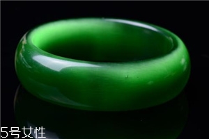 綠水晶手鐲應(yīng)戴哪只手？左手更好