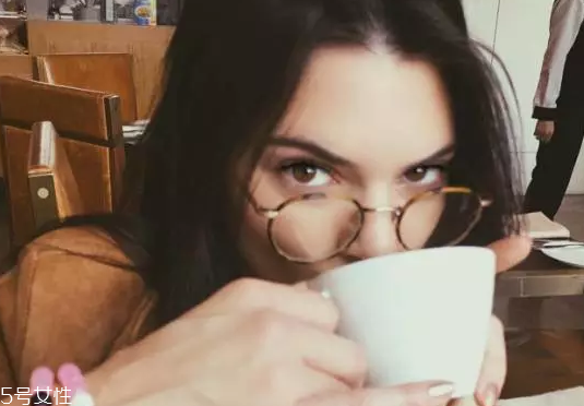 戴眼鏡怎么化妝好看？這么化妝比戴美瞳還美貌