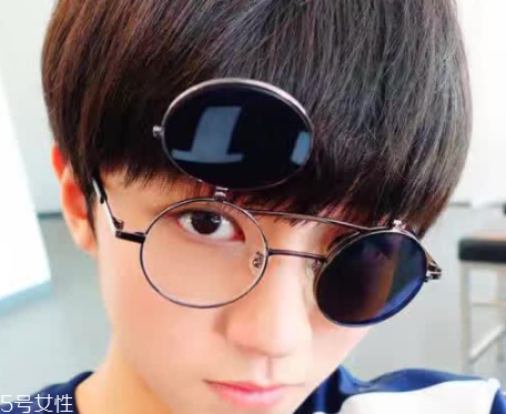 戴眼鏡怎么化妝好看？這么化妝比戴美瞳還美貌