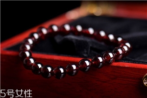 石榴石手鏈睡覺(jué)能戴嗎？這些情況你需要考慮