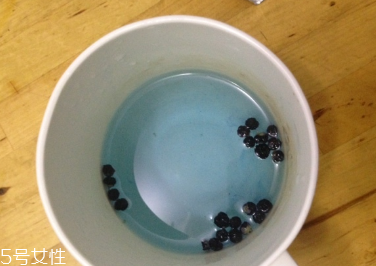 黑枸杞能和菊花一起泡嗎？這個(gè)搭配沒毛病