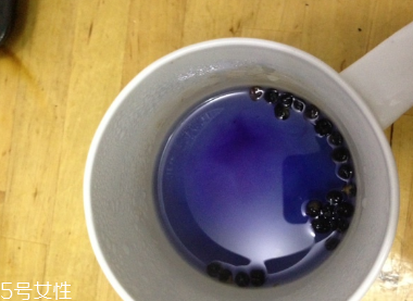 黑枸杞能和菊花一起泡嗎？這個(gè)搭配沒毛病
