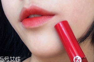 阿瑪尼405和雅詩(shī)蘭黛333哪個(gè)好？333誰(shuí)涂誰(shuí)好看