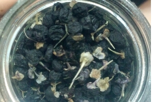 黑枸杞能和菊花一起泡嗎？這個(gè)搭配沒(méi)毛病