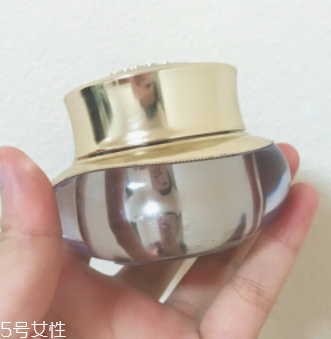 面霜可以當眼霜嗎？年輕肌膚可以少量用