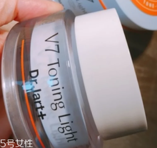 面霜和素顏霜可以同時(shí)用嗎？面霜用量不要太多