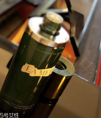 海藍之謎精萃液跟爽膚水有什么區(qū)別？用于爽膚水之后