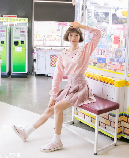 粉色短裙配什么鞋子？少女感爆棚穿搭
