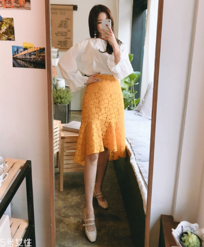 蕾絲半身裙配什么上衣好看？瞬間氣質(zhì)脫俗