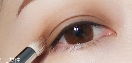 眼線刷硬了怎么回事？用后沒(méi)有及時(shí)清洗
