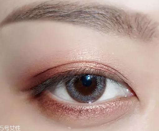 棕色眉筆適合什么膚色？不適合暗膚色