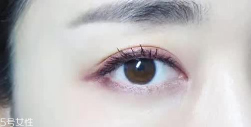紫色眼影配什么口紅？配少女粉堪稱完美