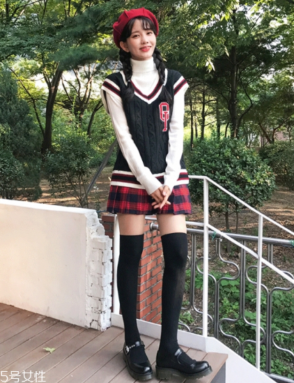 格子百褶裙配什么上衣？美翻整個春夏