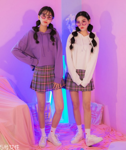 格子百褶裙配什么上衣？美翻整個春夏