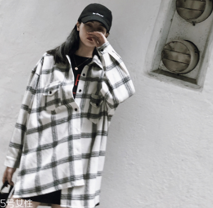 襯衫里面要穿衣服嗎？要看襯衫的面料顏色