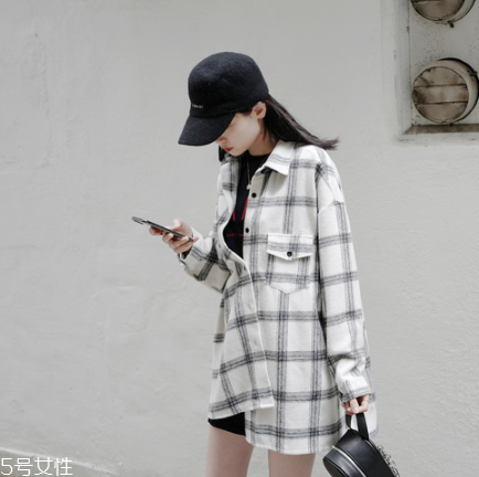 襯衫里面可以穿t恤嗎？淺色t恤可以穿