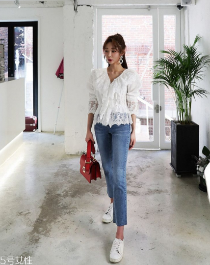 白色蕾絲上衣怎么搭配？女人味盡顯
