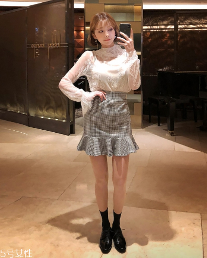 白色蕾絲上衣怎么搭配？女人味盡顯