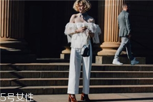 荷葉邊上衣配什么褲子？塑造浪漫小女人氣質(zhì)