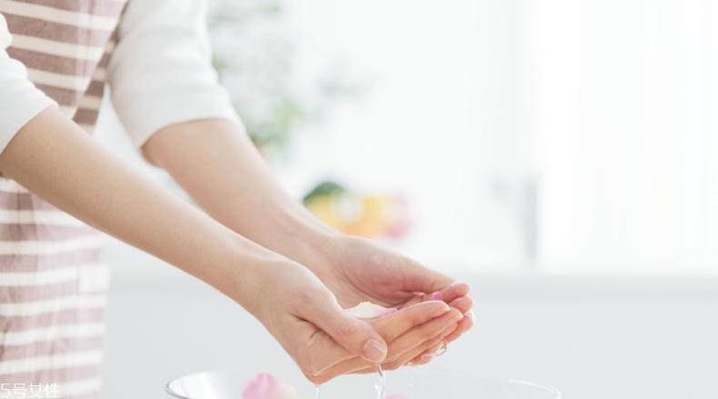 洗面奶洗后緊繃怎么回事？這6招讓你春季洗臉不拔干
