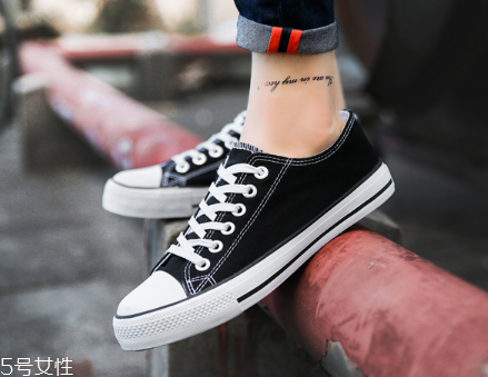 帆布鞋可以水洗嗎？帆布鞋應(yīng)該這樣洗
