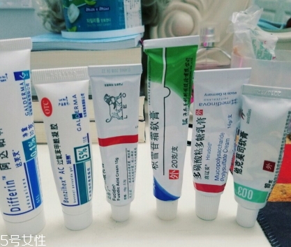 阿達帕林凝膠含激素嗎？