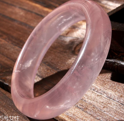 粉晶手鐲戴哪只手？左手才能發(fā)揮作用