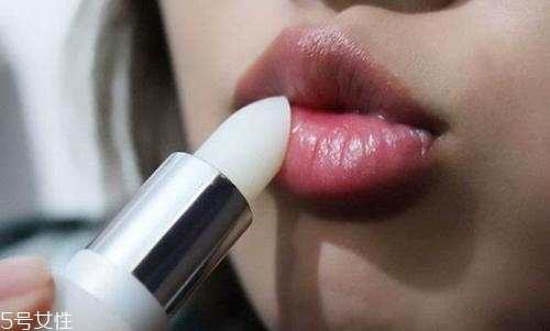 潤(rùn)唇膏能用來(lái)卸妝嗎？卸不干凈傷害皮膚