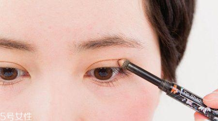 潤(rùn)唇膏能用來(lái)卸妝嗎？卸不干凈傷害皮膚
