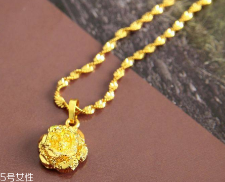 泡溫泉可以戴金項(xiàng)鏈嗎？泡溫泉最好別佩戴飾品