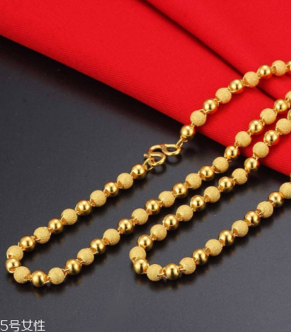 泡溫泉可以戴金項(xiàng)鏈嗎？泡溫泉最好別佩戴飾品
