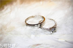 婚戒可以戴右手嗎？沒(méi)有明確的規(guī)定