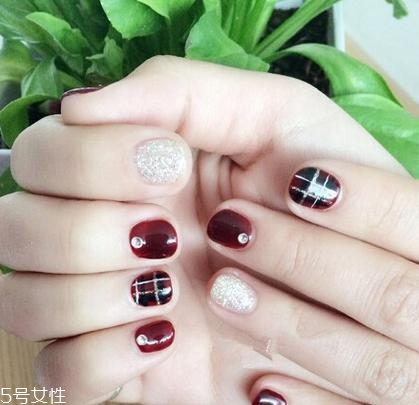 美甲的形狀和顏色怎么搭配？劍型指甲適合紅與黑