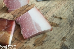 煙熏臘肉是熟的嗎？是生肉腌制的