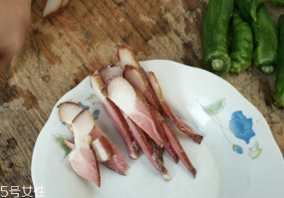 煙熏臘肉是熟的嗎？是生肉腌制的