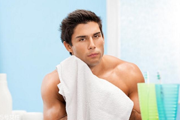 男士控油護(hù)膚品怎么選？用對(duì)護(hù)膚品做干凈的懶男人