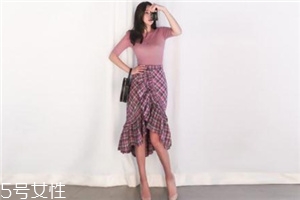 格子裙搭配什么上衣？俏皮少女范兒