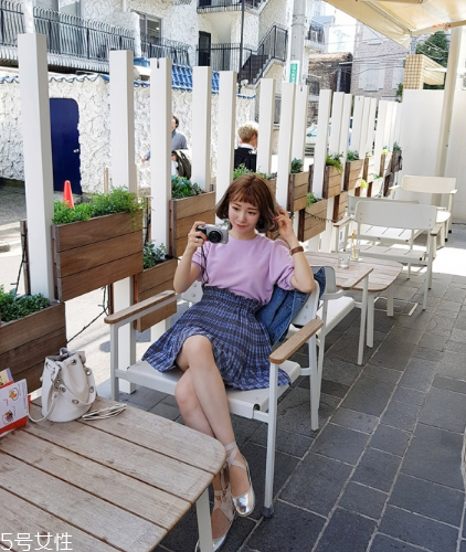 格子裙搭配什么上衣？俏皮少女范兒