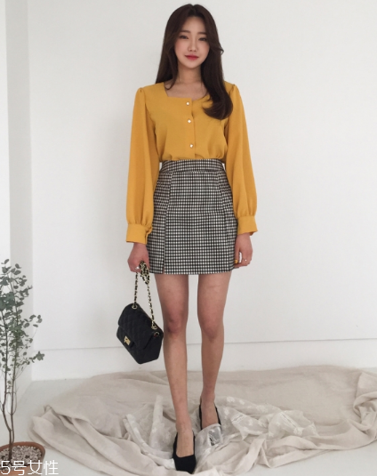 格子裙搭配什么上衣？俏皮少女范兒