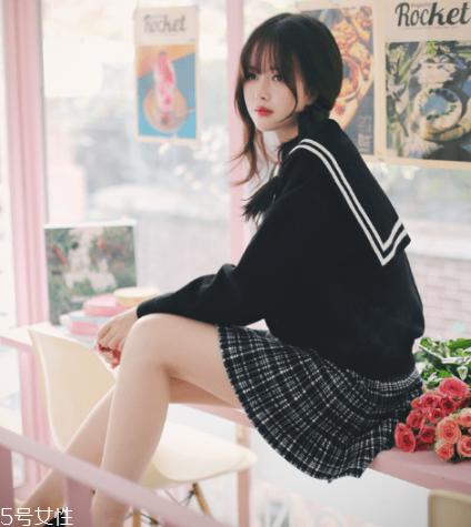 格子裙搭配什么上衣？俏皮少女范兒