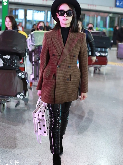 黑色打底衫怎么配衣服？時尚界的常青單品