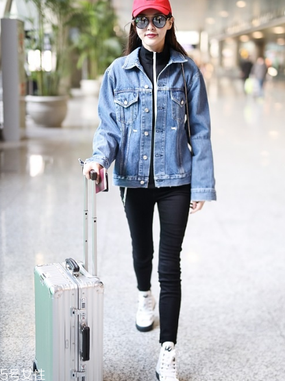 黑色打底衫怎么配衣服？時尚界的常青單品