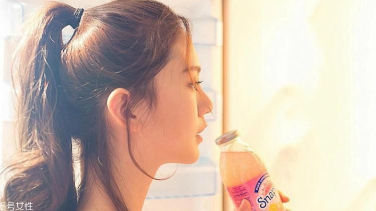 圓臉?lè)侥樳m合什么扎發(fā)？2018流行少女扎發(fā)
