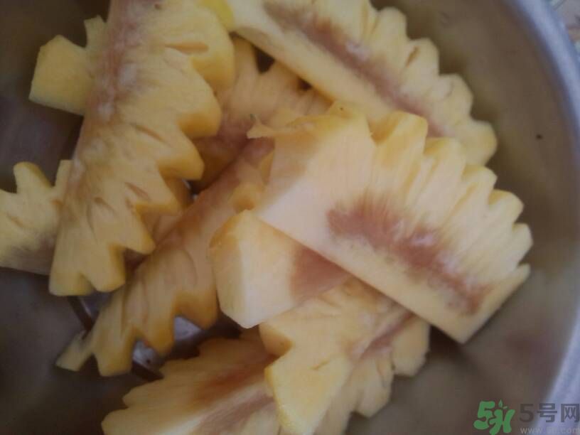 菠蘿里面發(fā)黑能吃嗎？切開菠蘿里面是黑色的怎么回事？