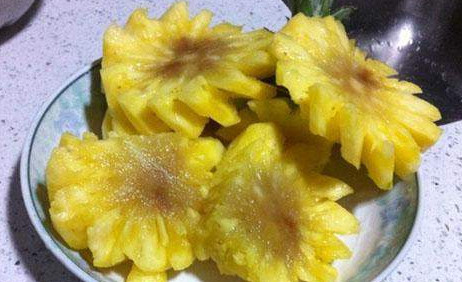 菠蘿里面發(fā)黑能吃嗎？切開菠蘿里面是黑色的怎么回事？