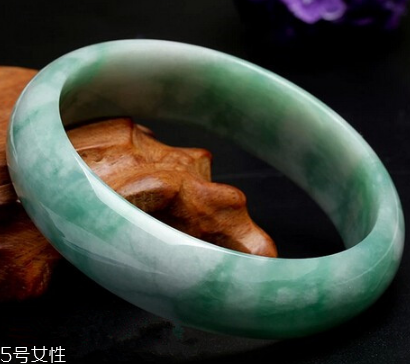 玉手鐲有裂紋還能戴嗎？玉石專家告訴你答案