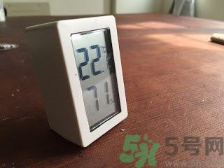 家里地板返潮怎么辦？墻上流水是怎么回事？