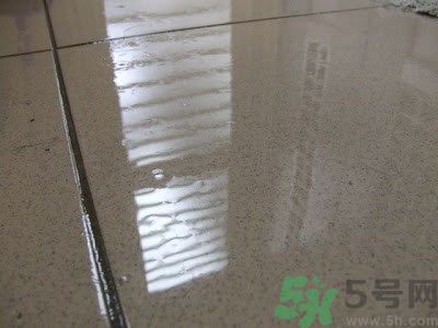 家里地板返潮怎么辦？墻上流水是怎么回事？